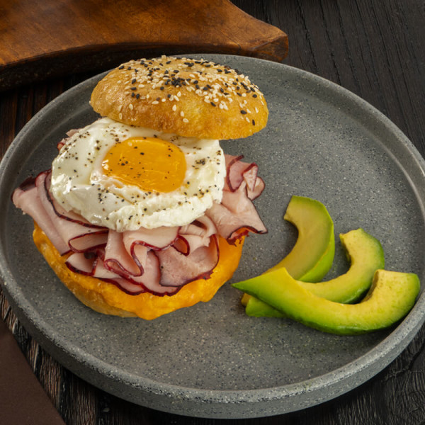 Bagel breakfast de Pierna Selva Negra Tangamanga y queso crema