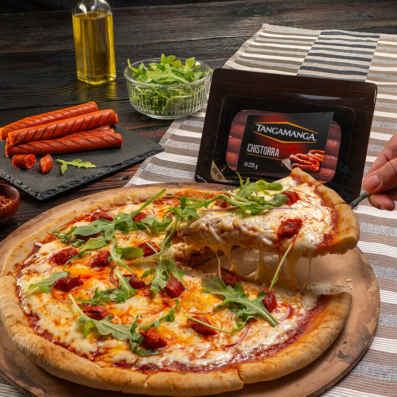 Pizza de chistorra a la brasa en plato de barro