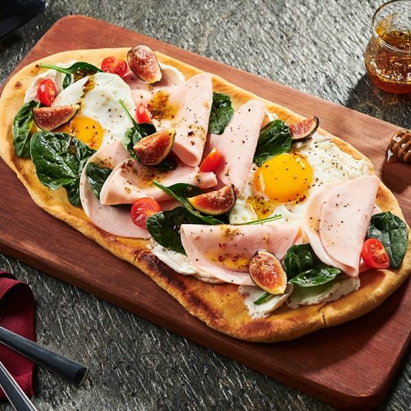 Flatbread con huevo y espinacas y pechuga de pavo Tangamanga