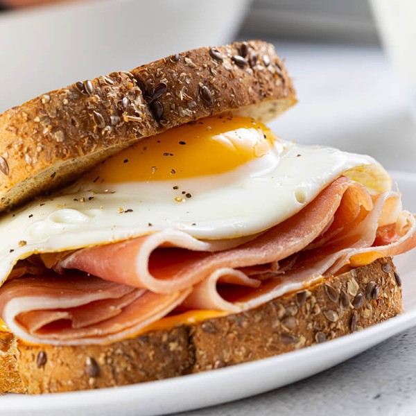 Sandwich con Jamón Serrano y Huevo frito