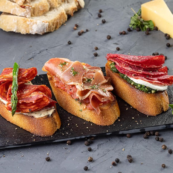 Trio de tapas: Pan tomate y serrano, Chorizo y espárragos, Salami y pesto verde