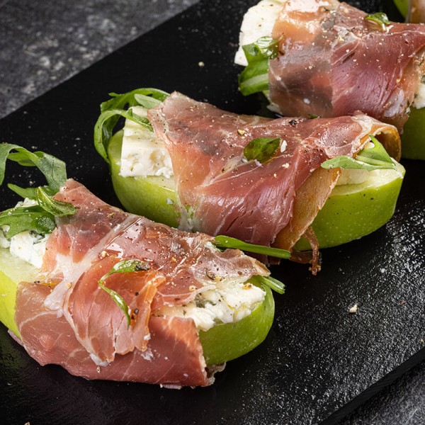 Rebanadas de manzana envueltas en jamón serrano