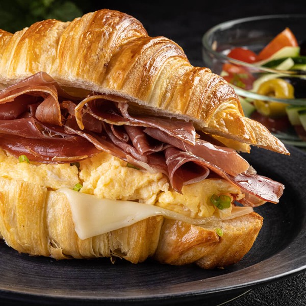 Croissant de jamón serrano con huevo revuelto