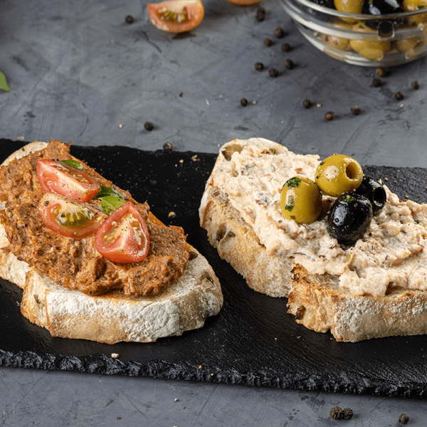Toast con tomates Cherry y toast con aceitunas