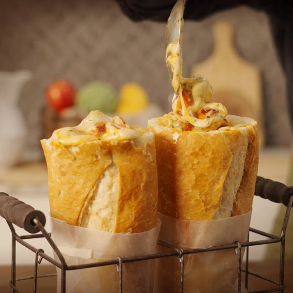Baguette con  Fondue de Queso y Chistorra